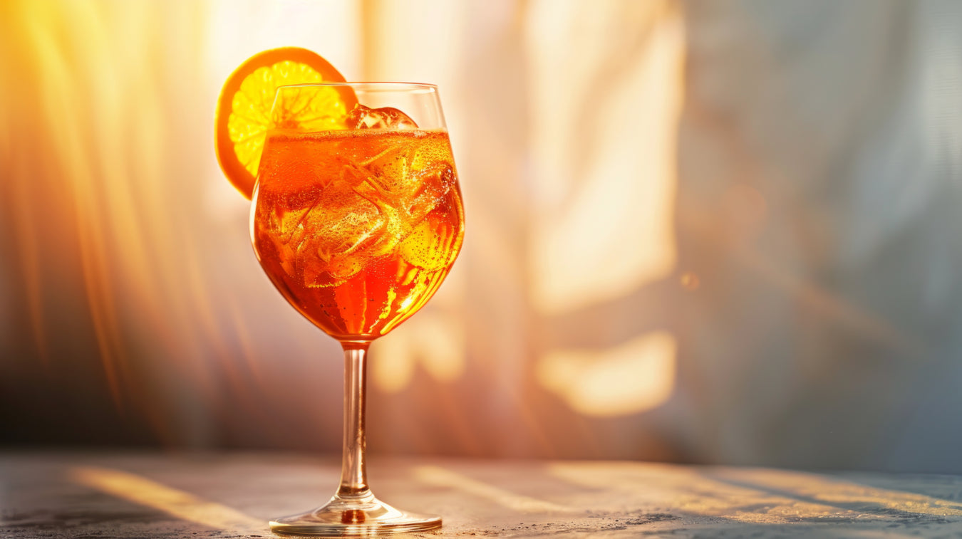 Aperitivo Drink in Weinglas mit Orangenscheibe