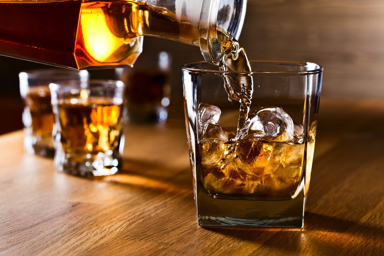 Whiskey wird in Glas eingeschenkt